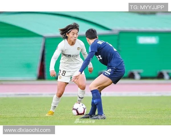 足球明星华丽走红地毯瞬间回顾时尚与运动的完美结合