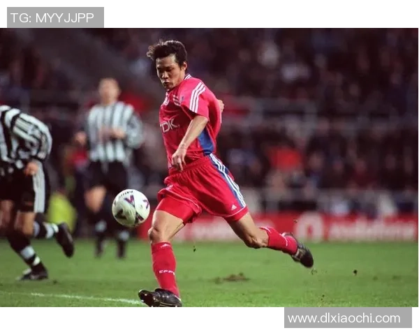 足球明星在家中秘密加练提升技艺展现不一样的训练生活