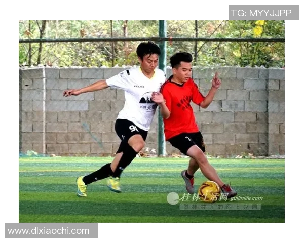 足球明星复古风格照片展现女生魅力与激情的完美结合