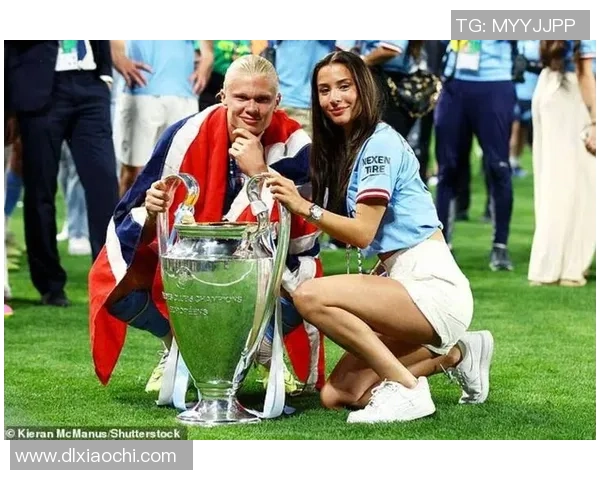 足球明星女友奢华游艇度假照曝光展现迷人风采与海洋魅力