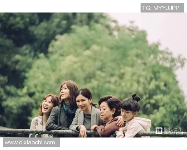 足球明星妻子被曝与他人亲密关系引发舆论热议，背后真相令人震惊