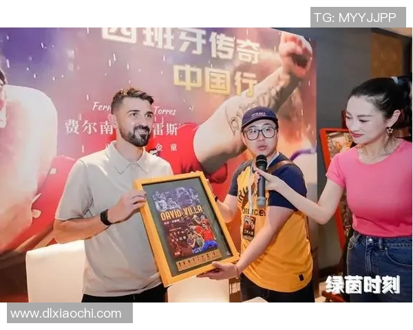 足球明星意外现身镜头瞬间引发热议精彩瞬间回顾与球迷互动的趣味时刻