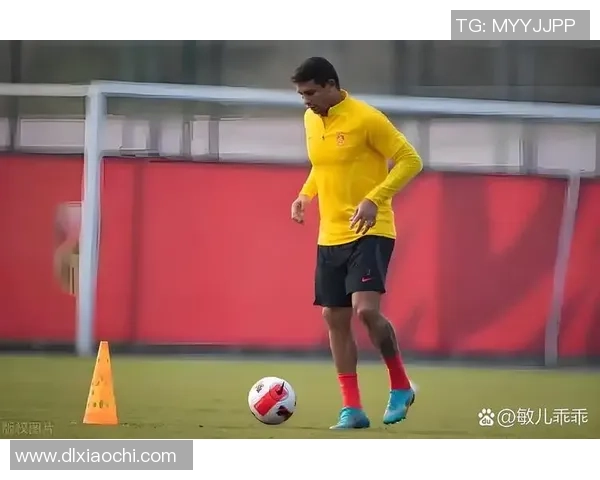 足球明星意外受伤睾丸被踢引发关注球场安全问题及运动员健康讨论