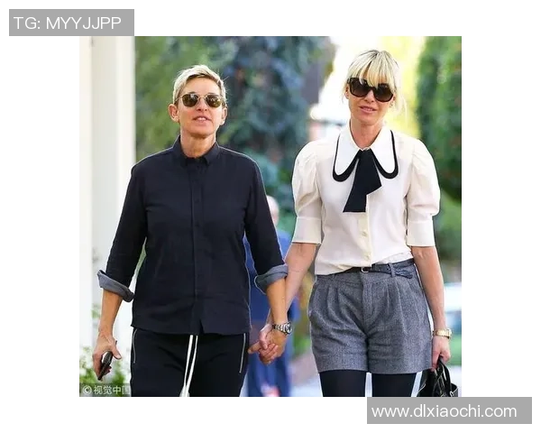 足球明星携女友甜蜜逛街引围观两人互动亲密无间尽显爱情甜蜜瞬间