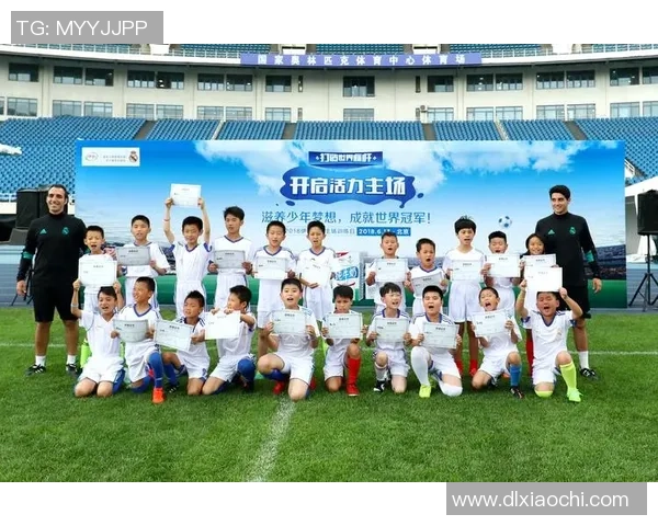 足球明星的成长历程与成就揭秘：从少年梦想到绿茵场上的辉煌时刻