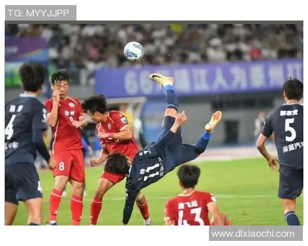 足球明星的魅力瞬间与送别时的感人表情交织成动人画面