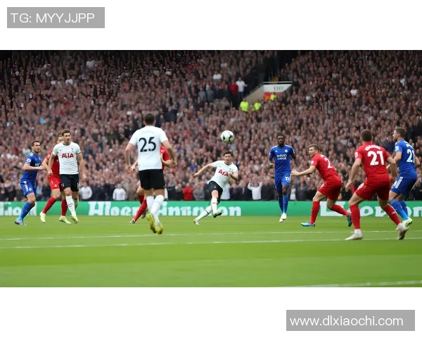 足球明星精彩瞬间带球射门的震撼画面展现球场魅力与激情