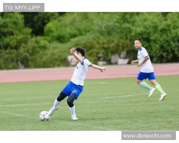 足球明星精彩瞬间动图集锦展现他们的踢球技艺与风采