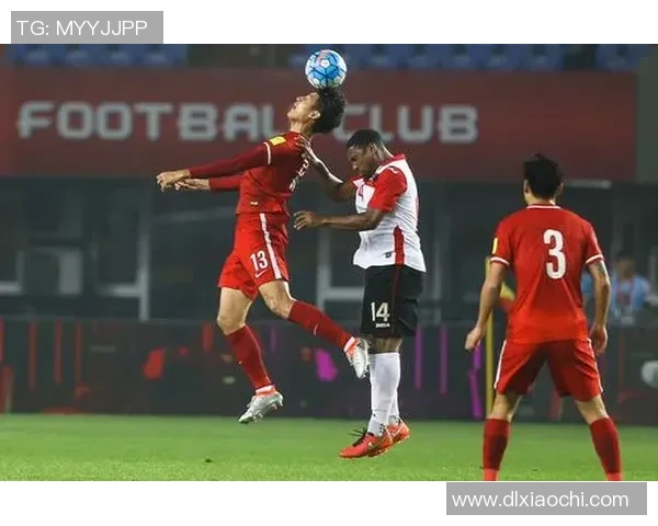 足球明星街头秀技惊四座引发路人热烈围观与欢呼